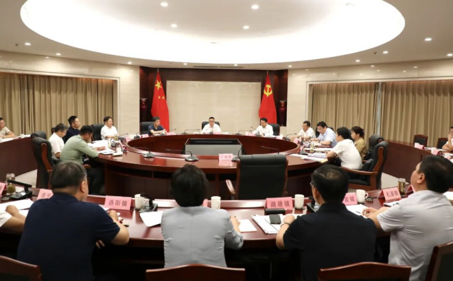 區(qū)委常委會(huì)召開(kāi)會(huì)議